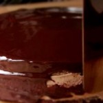 покрытие торта глазурью 150x150 - Легендарный торт Прага - пошаговое приготовление!